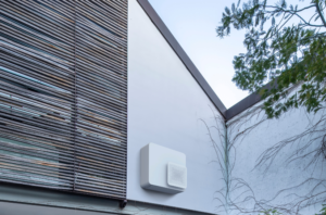 Stone Innova - nowoczesna pompa ciepła zamontowana na ścianie domu, pompa ciepła ranking 2023